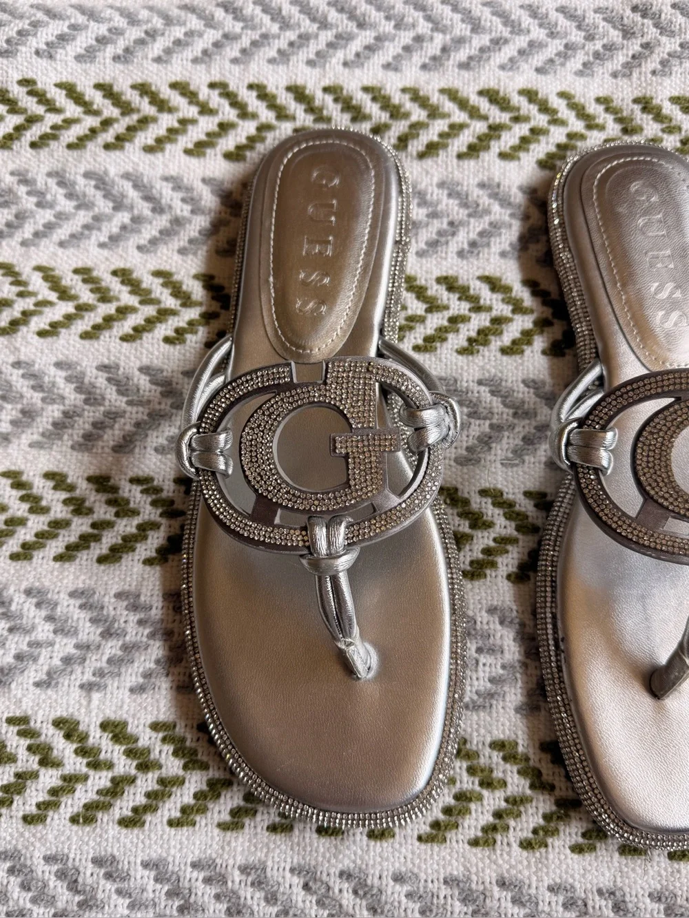 GUESS Silver Sparkling Thong Sandals size 7